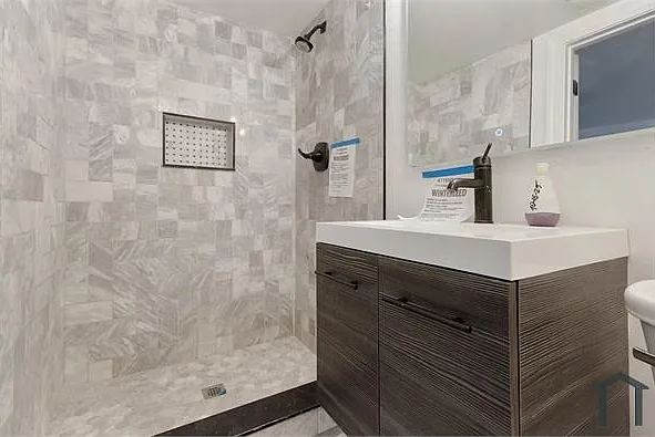 245 W 43rd St — Photo 22