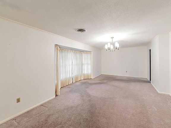 5th image of 15 Mary Hughes Cir