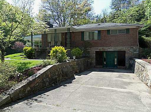 1st image of 820 Willow Dr