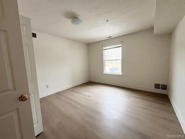 1336 Heatherwood Ln — Photo 11