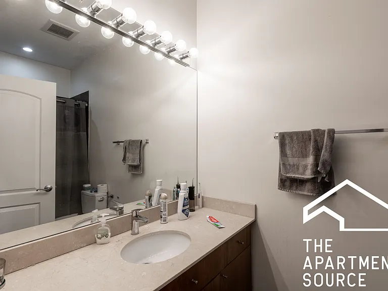 1354 W Augusta Blvd #201 — Photo 11