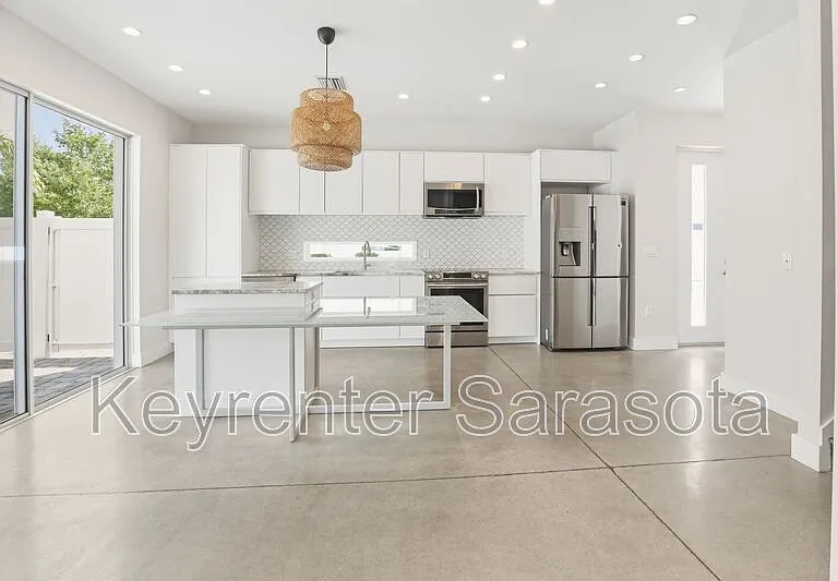 2066 Roselawn St — Photo 5