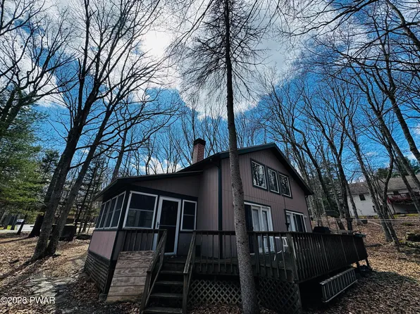 803 Roundup Ct, Hawley, PA 18428