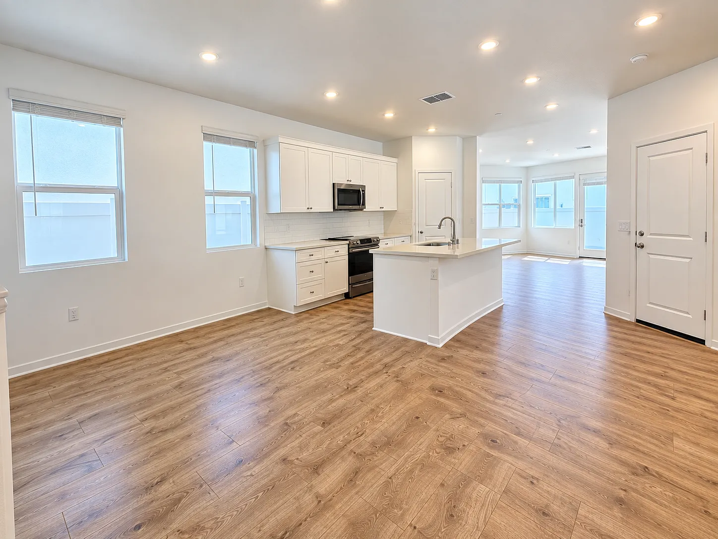 4 bed, 2.5 bath, 1920 sqft, $3,400 — Photo 3