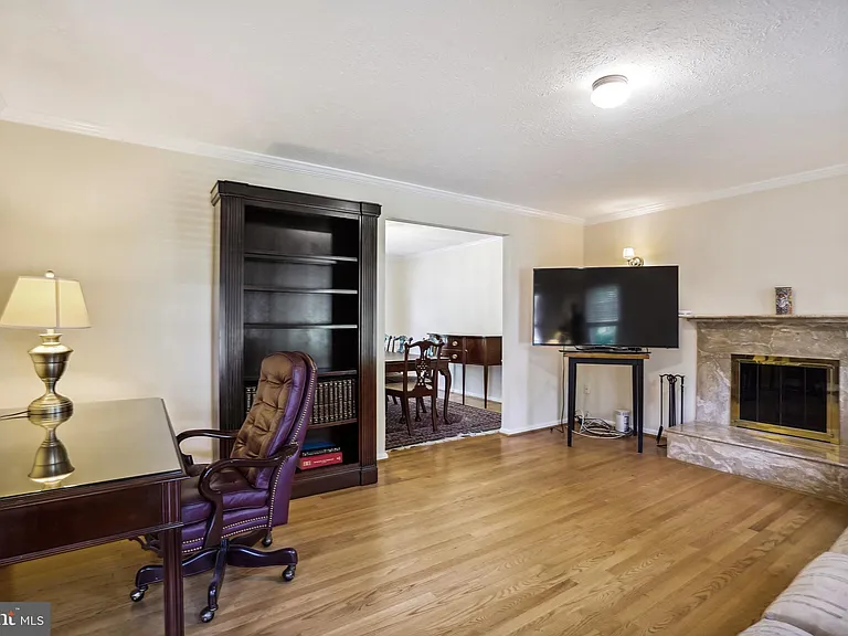 9708 Locust Hill Dr — Photo 13