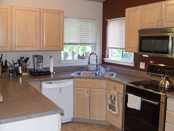 Kitchen w/breakfast bar