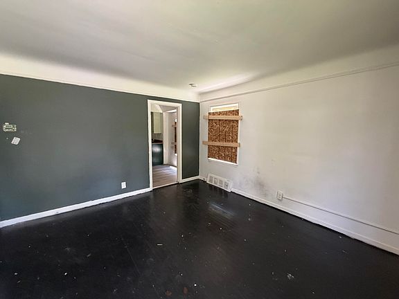 4th image of 8294 Rosemont Ave