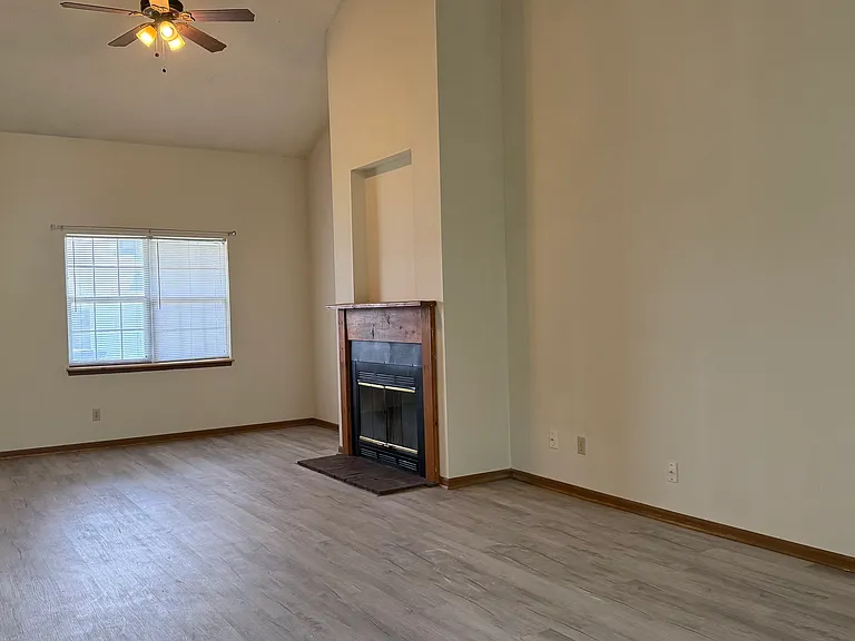 1613 Telluride Ln — Photo 3