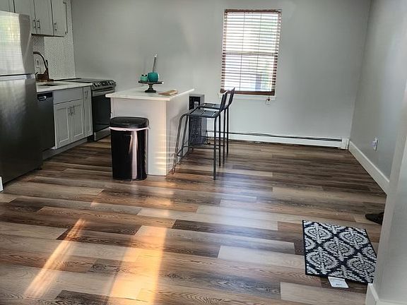 3rd image of 190 Melrose Ave Floor 1