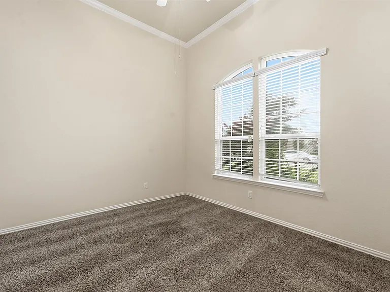 9518 Franklin Dr — Photo 4