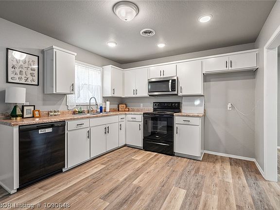 4th image of 406 Hemlock St