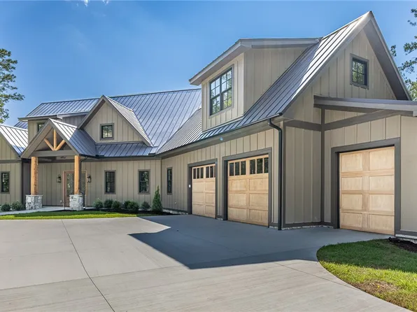325 Keowee Ave, Sunset, SC 29685