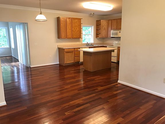 4th image of 90 Chelsea Manor Ln