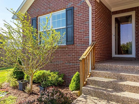 3rd image of 493 Erin Cir