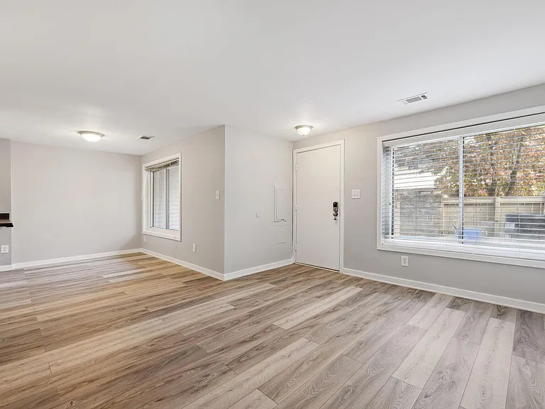9406 Collette Way — Photo 5