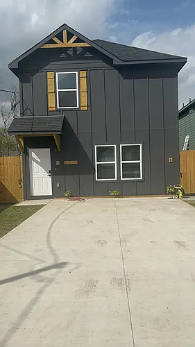 8211 Barlow St Photo 1