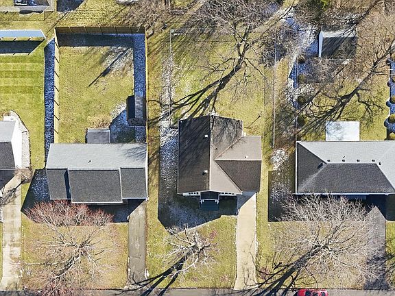 4th image of 224 Woodstock Dr