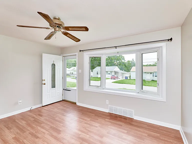 11042 Florence Ave — Photo 5