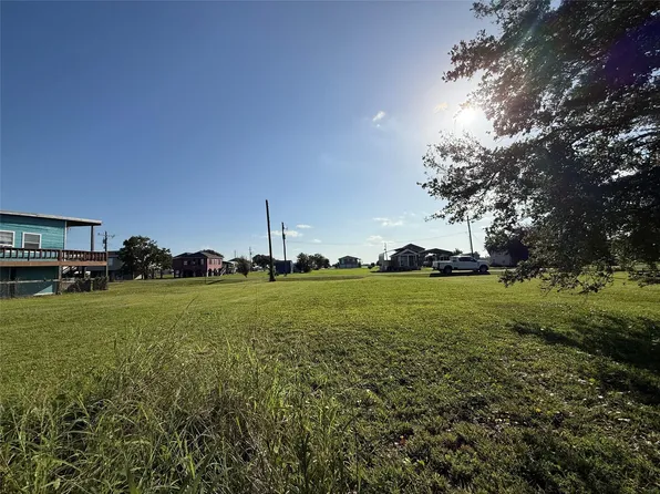 1013 Canal E, Crystal Beach, TX 77650