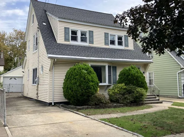 121 Campbell Avenue, Williston Park, NY 11596