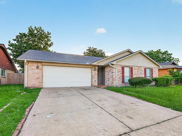 7422 Cortes Dr — Photo 2