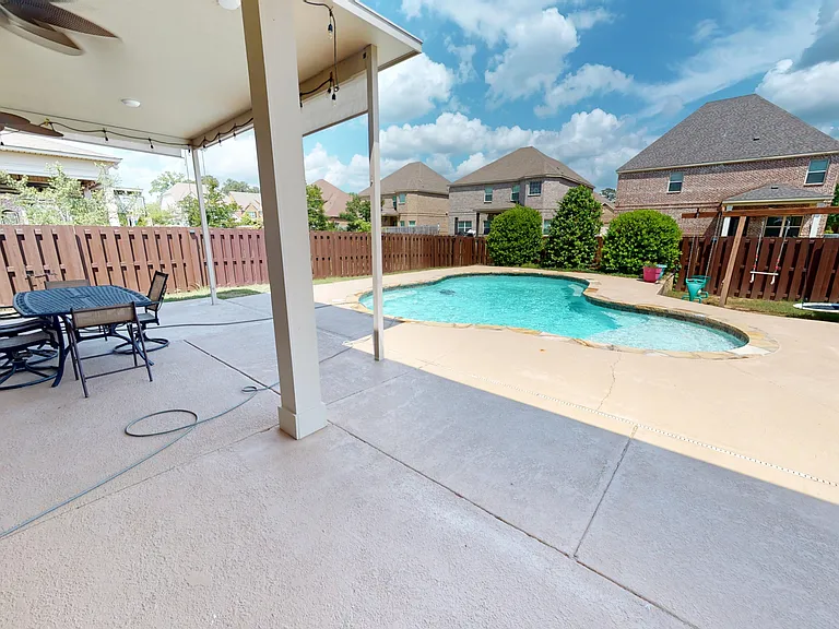 415 Melison Dr — Photo 2