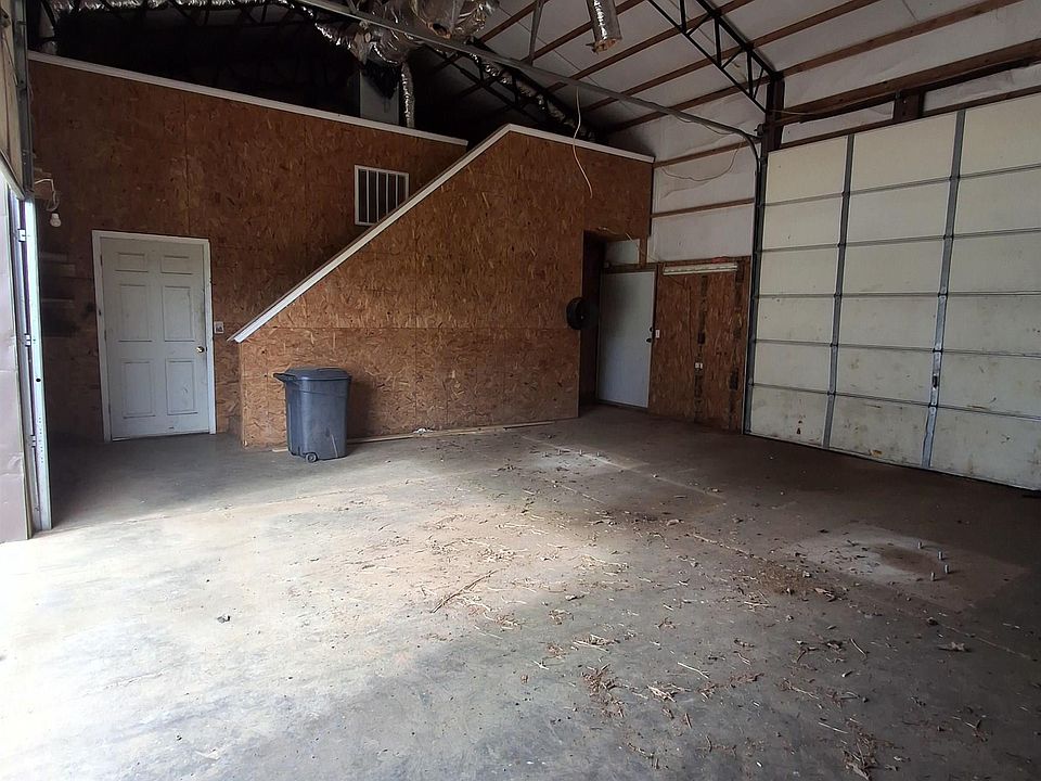 2nd image of 431 Narrow Ln