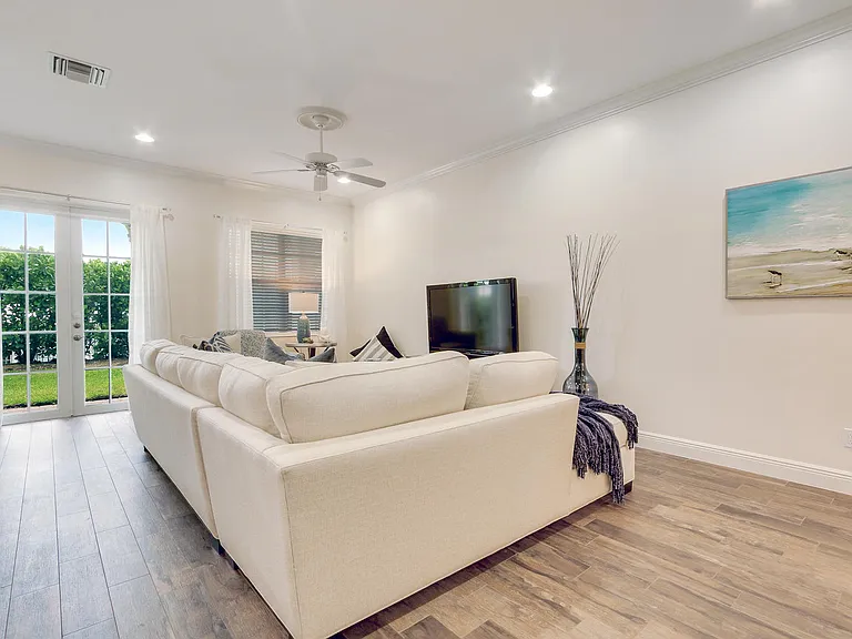 114 Ocean Breeze Dr — Photo 4