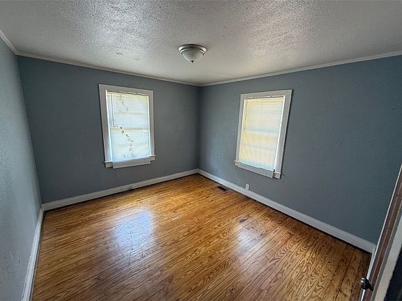 4th image of 207 Pridmore St