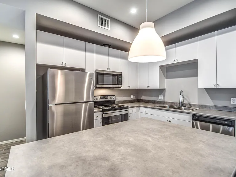 1037 S Farmer Ave — Photo 8