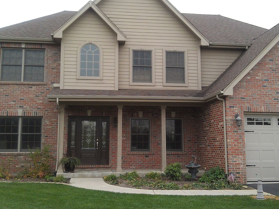 Home has new carriage style garage doors and exteriorbeing repainted 10/11