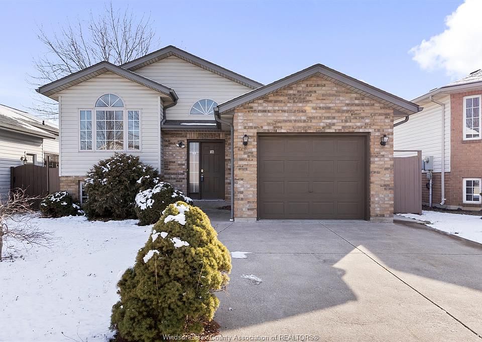 1st image of 1871 Fuller Cres