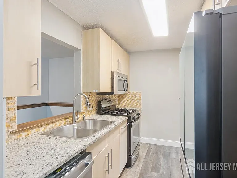 208 Sunshine Ct — Photo 8
