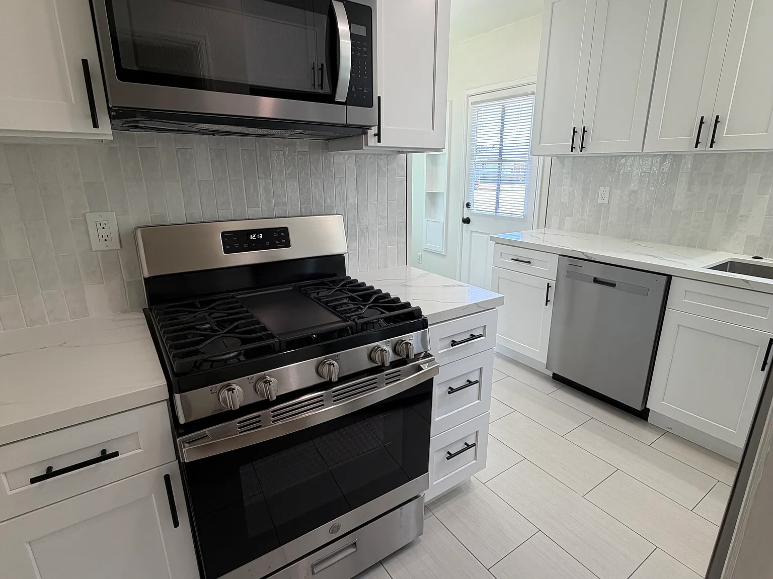 2 bed, 800 sqft, $2,500 — Photo 3
