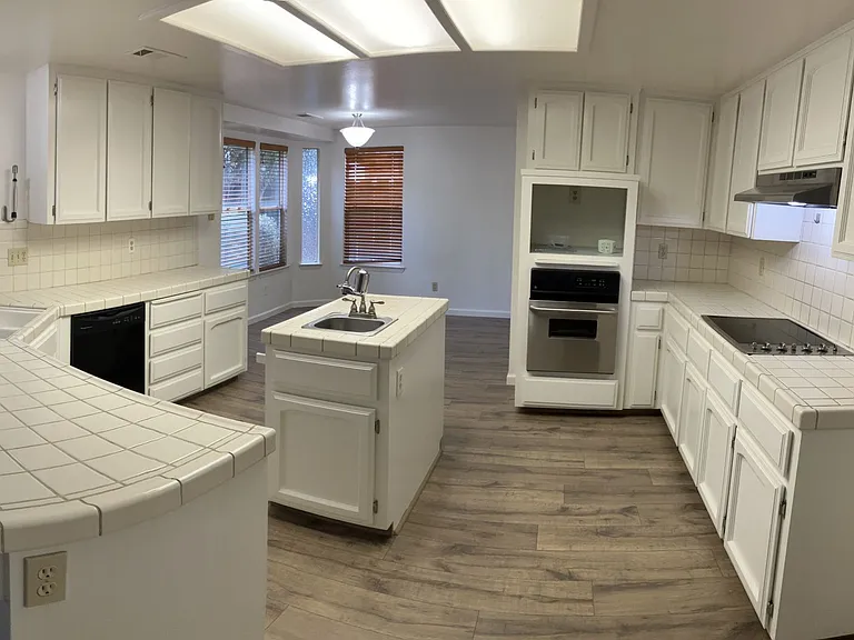 2704 Snyder Ave — Photo 11