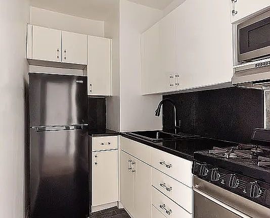 5th image of 405 E 63rd St APT 4H