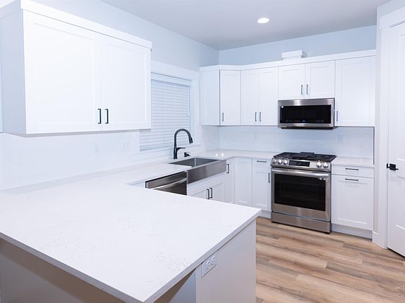 5th image of 424 Sunny Ln