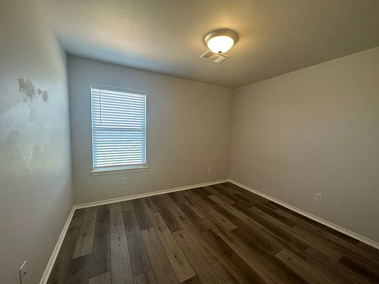 15749 Potomac Dr — Photo 32