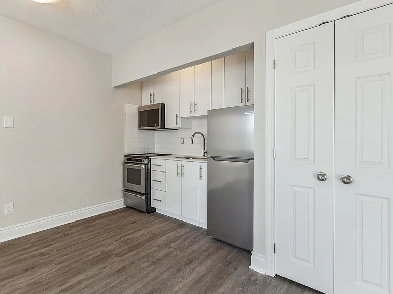 200 Bronson Ave — Photo 33