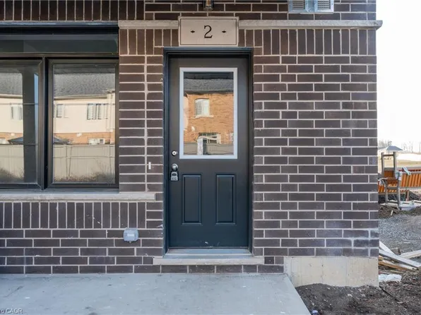 2 Oat Ln, Kitchener, ON N2R 0T1