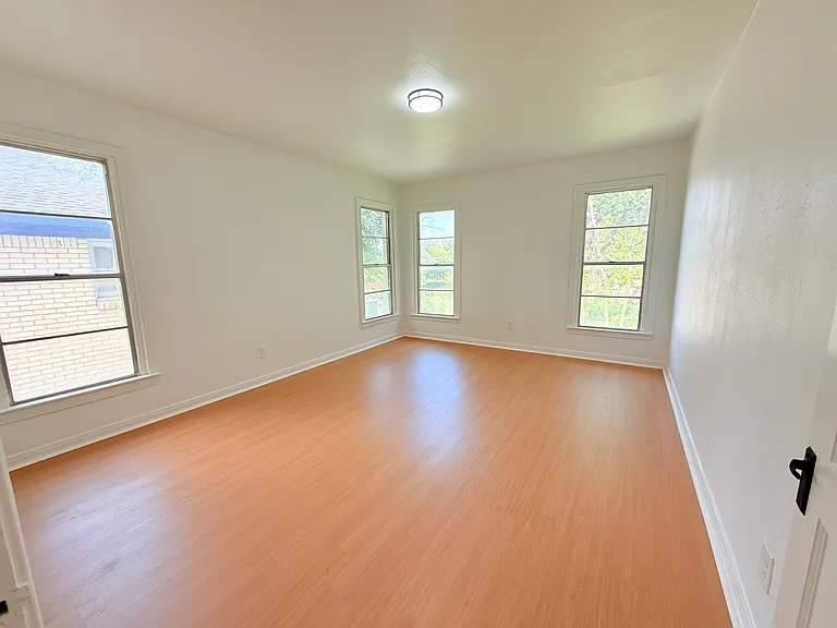 1947 Berwick Ave — Photo 10