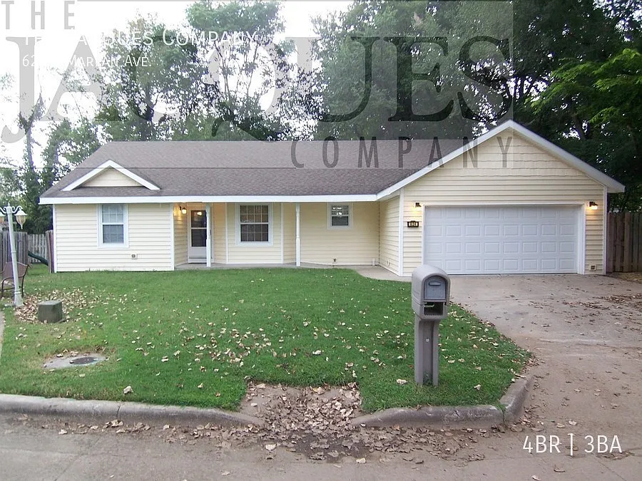 4 Bedroom 2.5 Bath Home - Central Location - You Will Love The Floorplan (No Animals) — Photo 1