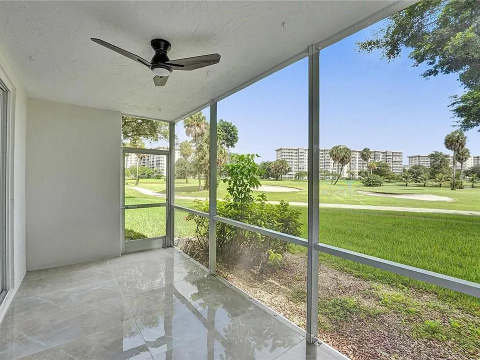3900 Oaks Clubhouse Dr #107