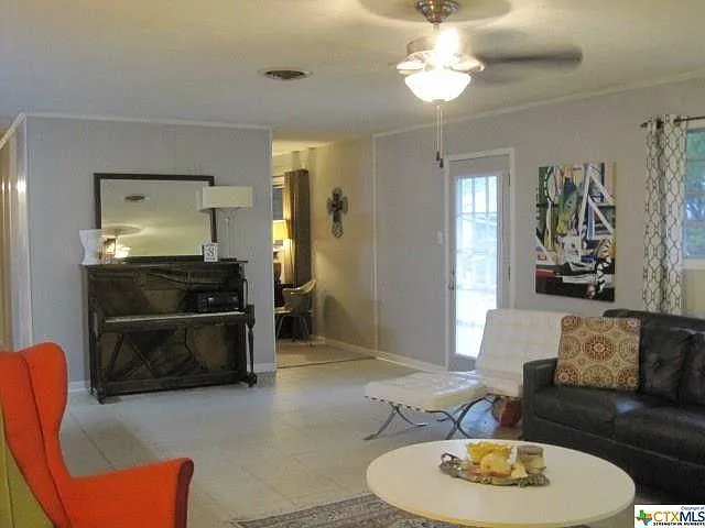 3 bed, 1968 sqft, $2,100 — Photo 3