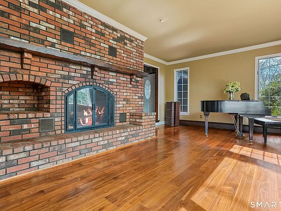 3rd image of 250 Tanglewood Road