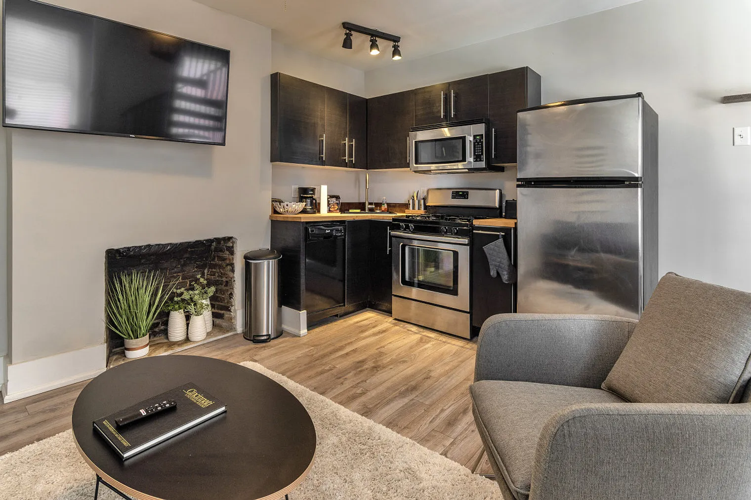 1 bed, 1.0 bath, 914 sqft, $2,133 — Photo 3
