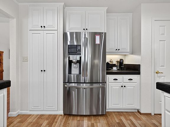 4th image of 405 La Quinta Court