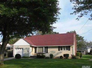 24 Frankie Ln, North Babylon, NY 11703