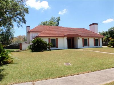 327 Live Oak Ln, Lake Jackson, TX, 77566