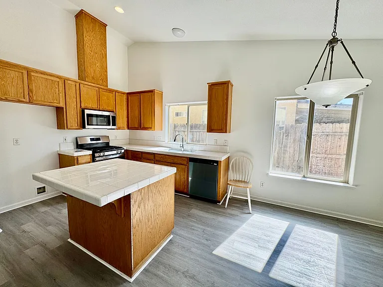 528 Burgundy St — Photo 4
